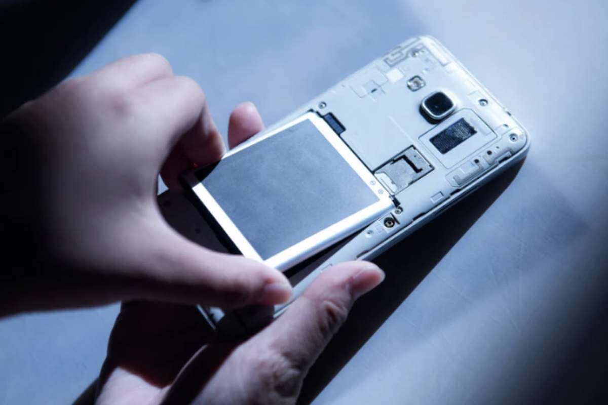 Nonostante i progressi tecnologici, molti dispositivi moderni continuano a mostrare segni di usura già dopo pochi anni, con autonomie ridotte