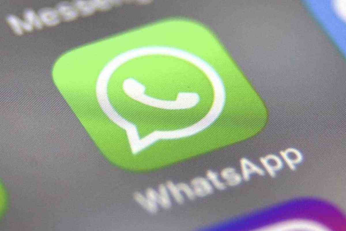 WhatsApp è famosa per l’implementazione della crittografia end-to-end, che protegge messaggi, chiamate vocali e video