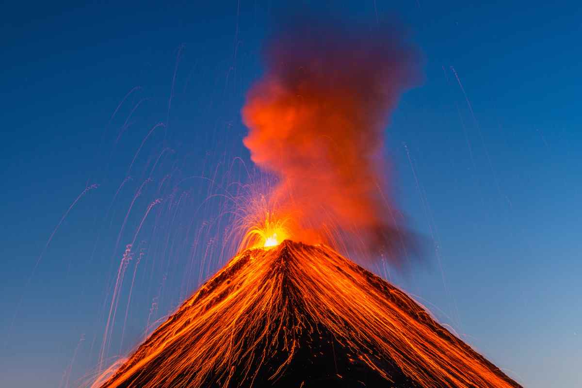 “Esploderà presto”, allarme tra i turisti: il vulcano più potente del Mediterraneo