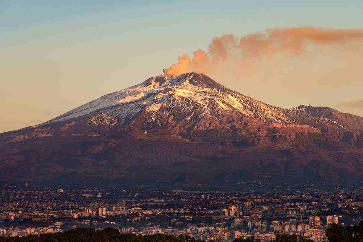 “Esploderà presto”, allarme tra i turisti: il vulcano più potente del Mediterraneo, tutti i dettagli